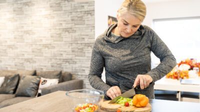 Nutrition coach cutting vegetables for vegan nutrition